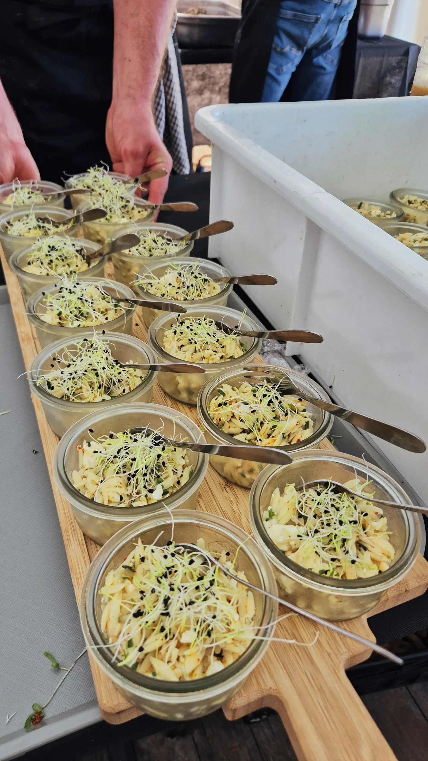 salade-orzo-mediterraneenne-evenement-scaled.webp